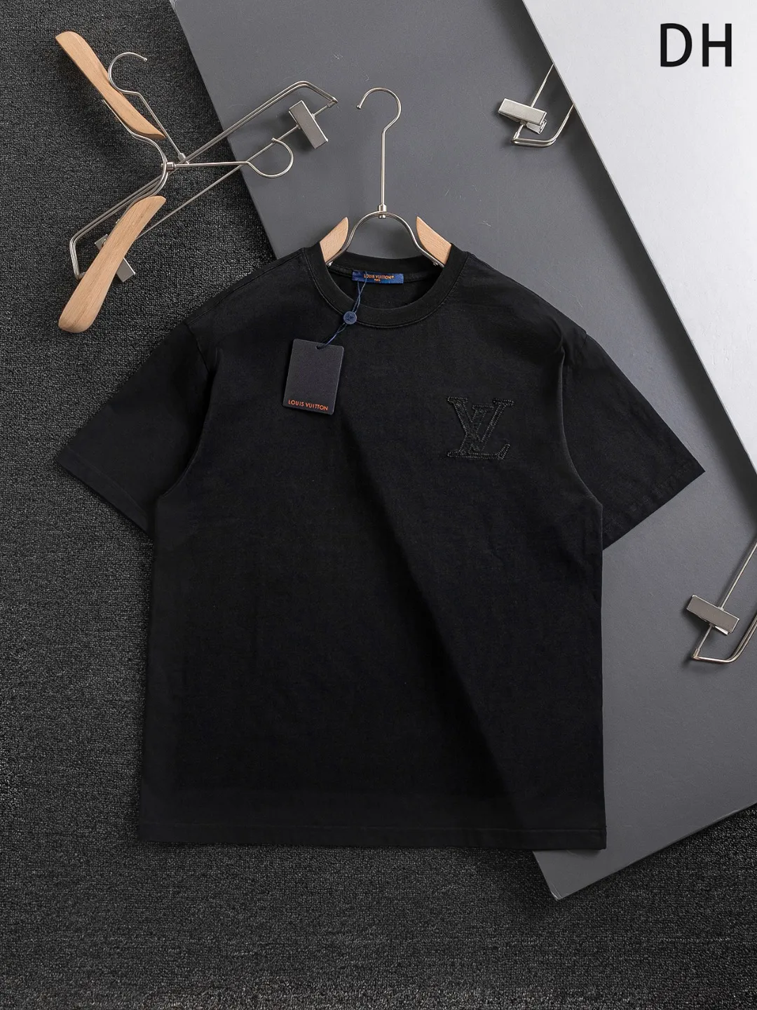 🅿️190 Louis Vuitton 1V LV slightly wide version S-XL 26SS LV new product counter catwalk style three-dimensional plain letter embroidery on the chest🪡logo large logo embroidery on the back🪡logo short-sleeved T-shirt, the same style for men and women! Short-sleeves are not the same as the general public, but must be unique and eye-catching. This LV short-sleeves is all about quality, comfort, consistent style, fashion, including fabrics and cutting techniques, all of which have been made with great effort! 320 grams of washed pure cotton fabric, pure cotton is breathable, very refreshing and comfortable for daily wear. The rib knitting on the neckline is smooth and tight, and the neckline will not be skewed if you toss it at will. The loose version, you will find that it looks really good on the upper body. The overall is minimalist and neat, super versatile for daily use! Pair it casually with a pair of pants for a youthful look. A T-shirt will make your outfit crazy. It is a fashionable item that can never go wrong! Color: Black White Rose Size: S-XL Size chart: S: Shoulder width 50-Bust 56-Length 70 M: Shoulder width 52-Bust 57-Length 72 L: Shoulder width 54-Bust 59-Length 74 XL: Shoulder width 56-Bust 62-Length 76